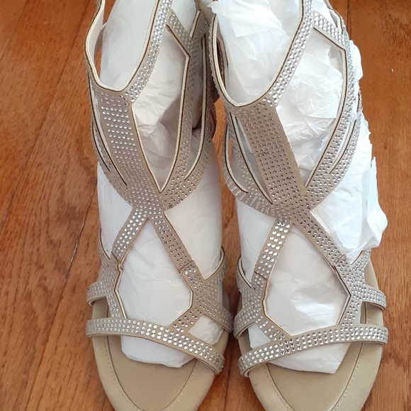 🥳🥳SOLD🥳🥳BCBG Tan Sandals - Picture 1 of 4